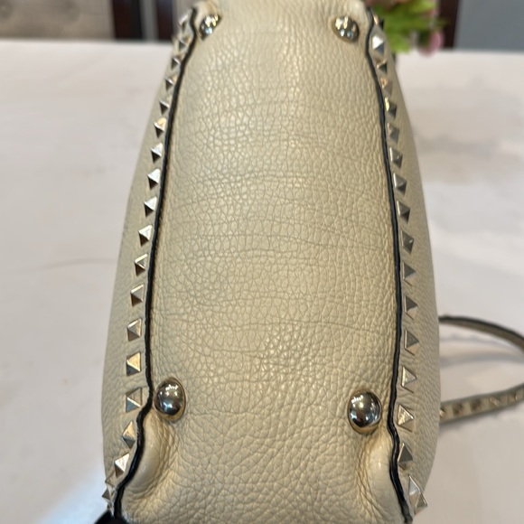 Authentic Valentino Garavani Rockstud pebbled leather bag - Picture 8 of 16